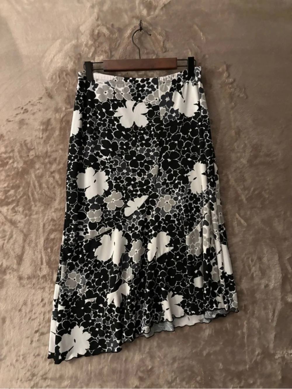 Susan Lawrence Asymmetrical Skirt Women’s Size L Black /White Floral Print